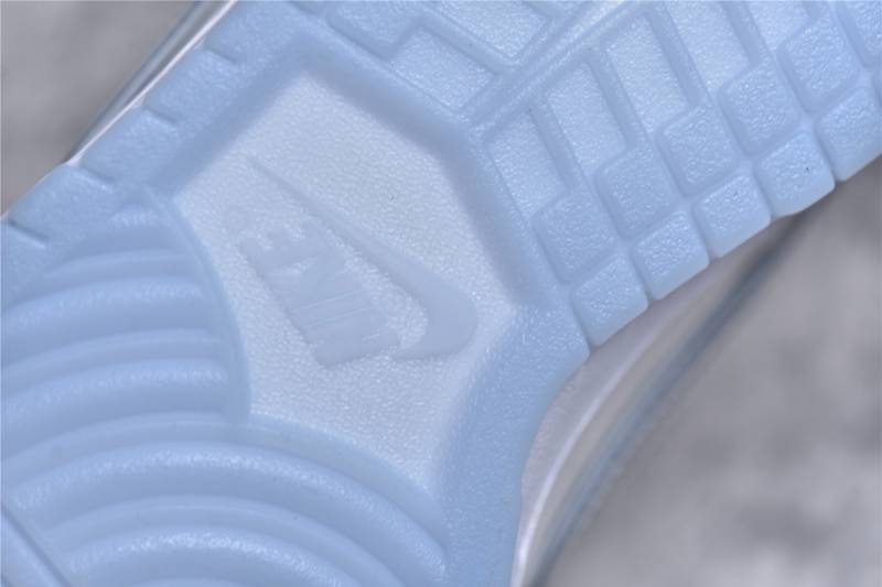 Nike SB Dunk Low
Concepts White Lobster (Friends and Family)