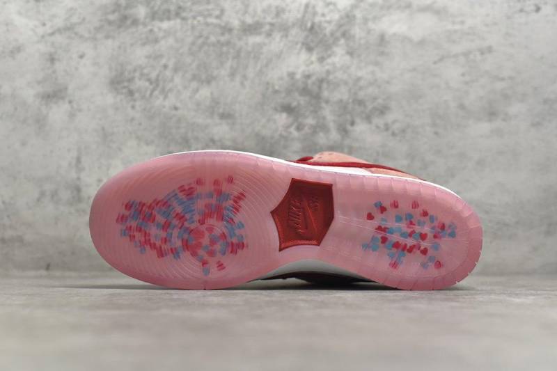 Nike SB Dunk Low
StrangeLove