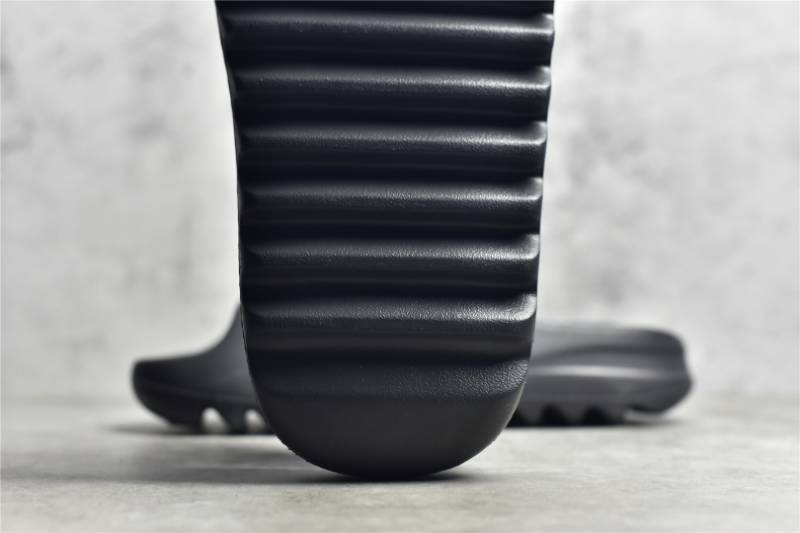 Adidas Yeezy Slide
Onyx