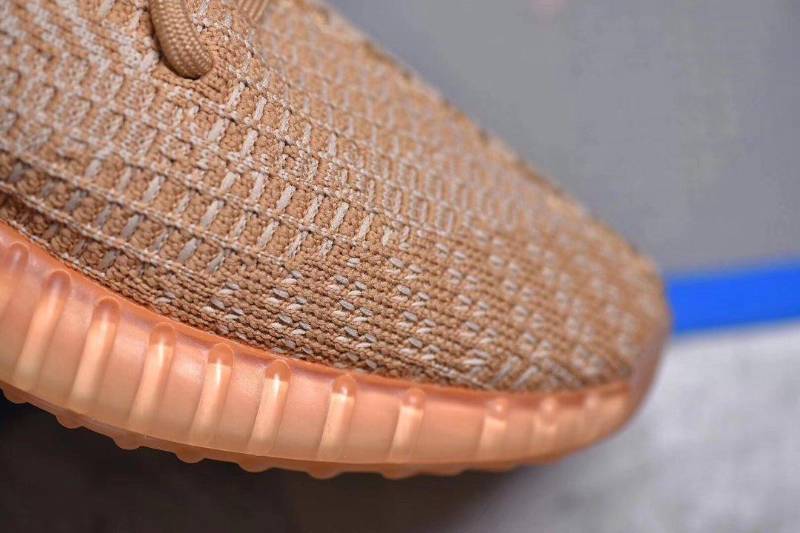 adidas Yeezy Boost 350 V2
Clay