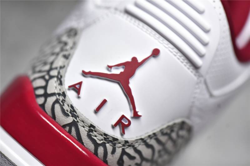 Jordan 3 Retro
Fire Red