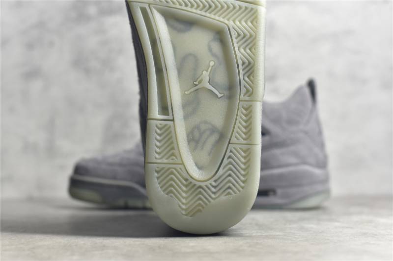 Jordan 4 Retro
Kaws