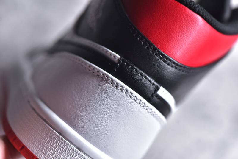 Jordan 1 Mid
Gym Red Black Toe