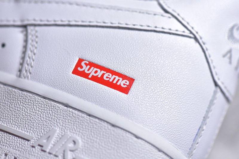 Nike Air Force 1 Low
Supreme White