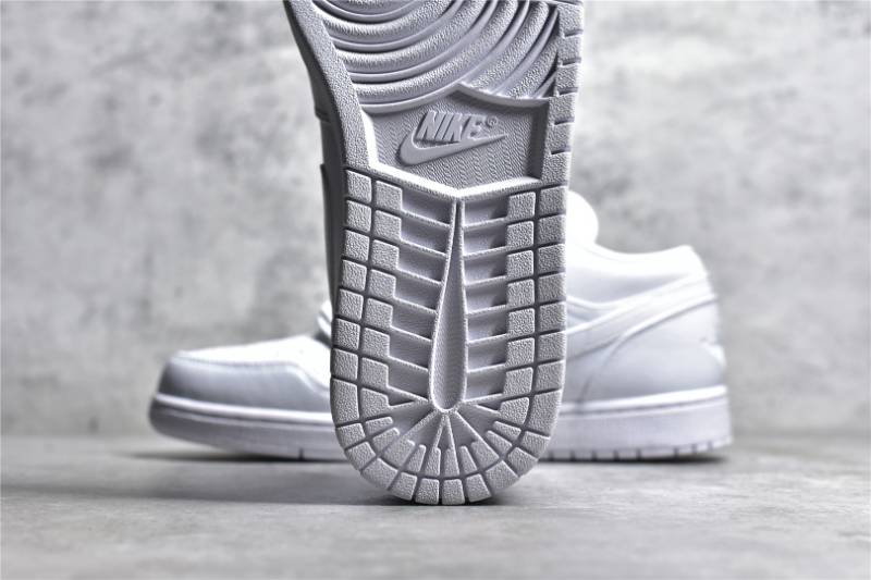 Jordan 1 Retro Low Golf
Triple White