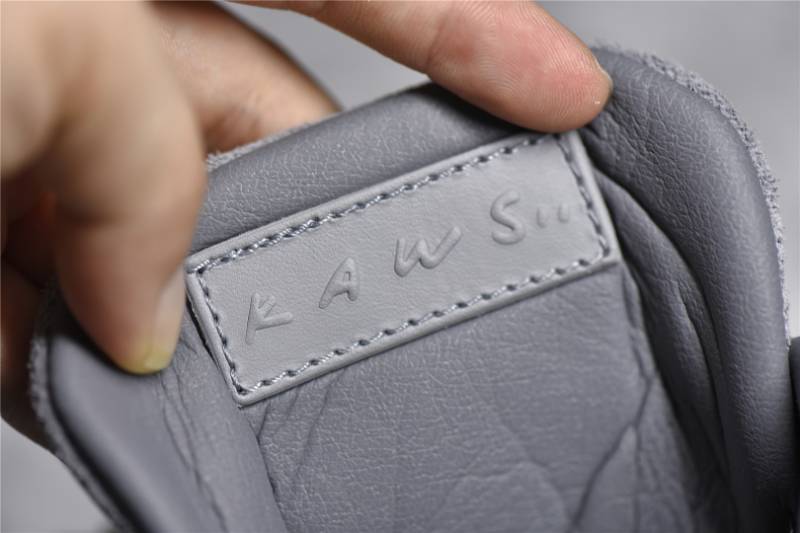 Jordan 4 Retro
Kaws