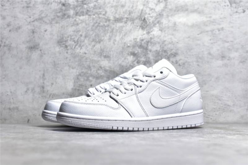 Jordan 1 Retro Low Golf
Triple White