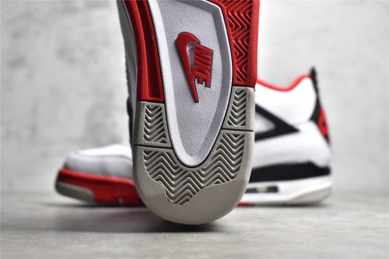 Jordan 4 Retro
Fire Red