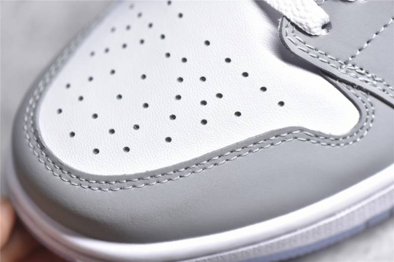 Jordan 1 Low
Wolf Grey
