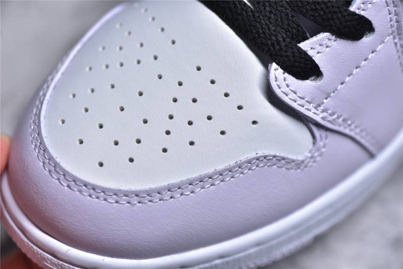 Jordan 1 Mid
Barely Grape