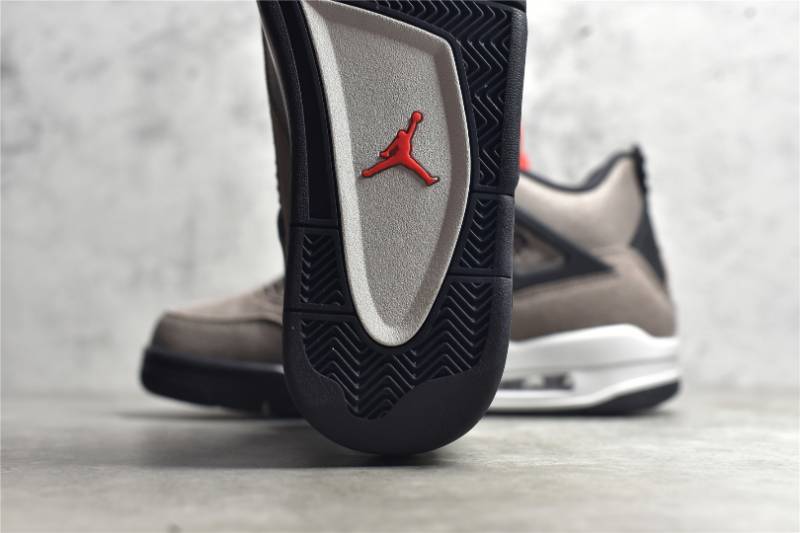 Jordan 4 Retro
Taupe Haze