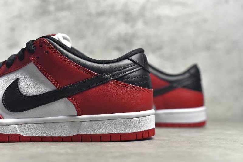 Nike SB Dunk Low
J-Pack Chicago