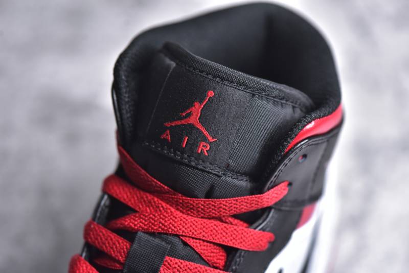 Jordan 1 Mid
Gym Red Black Toe