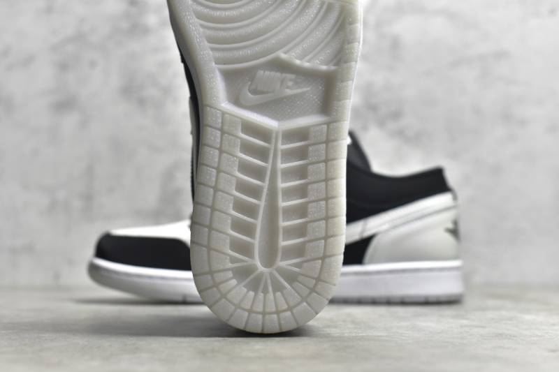Jordan 1 Low
Diamond Shorts