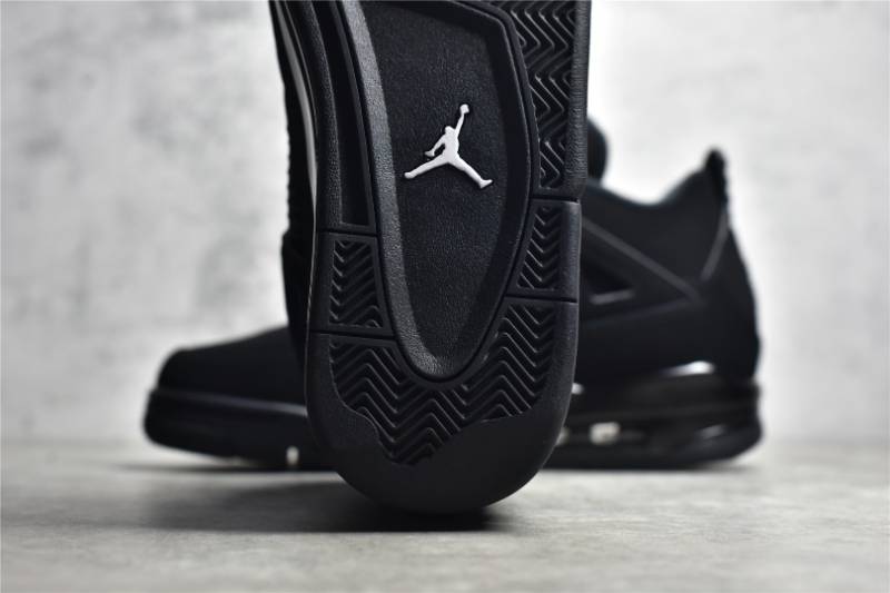 Jordan 4 Retro
Black Cat