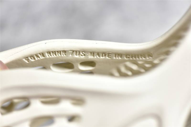 Adidas Yeezy Foam RNNR
Sand