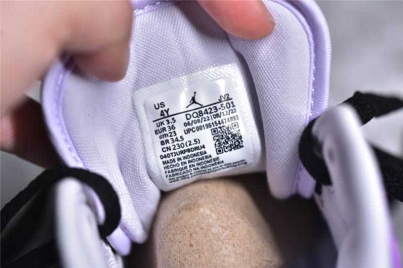 Jordan 1 Mid
Barely Grape