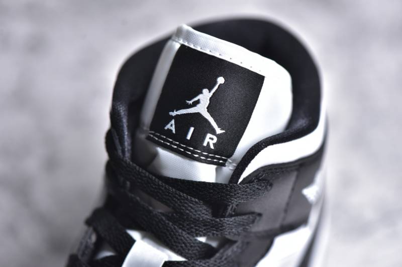 Jordan 1 Mid
Panda
