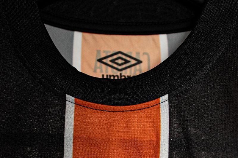 Camisa Pre-Match Rallada Negro Naranja Temporada 2025-2026