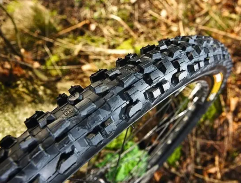 Caucho 26 x 2.35 Kenda Kinetics Front