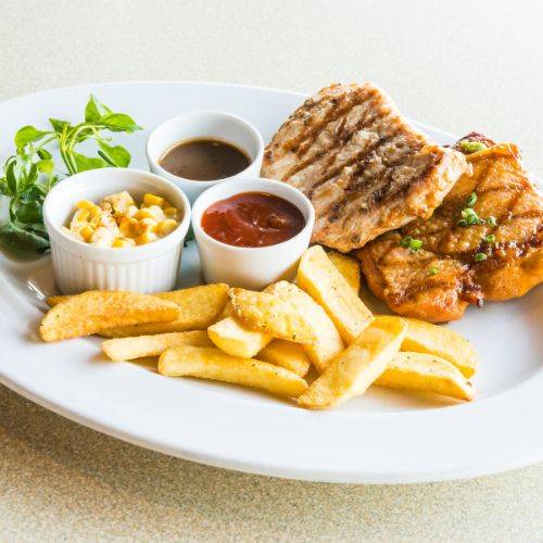 Poisson grillé avec frites