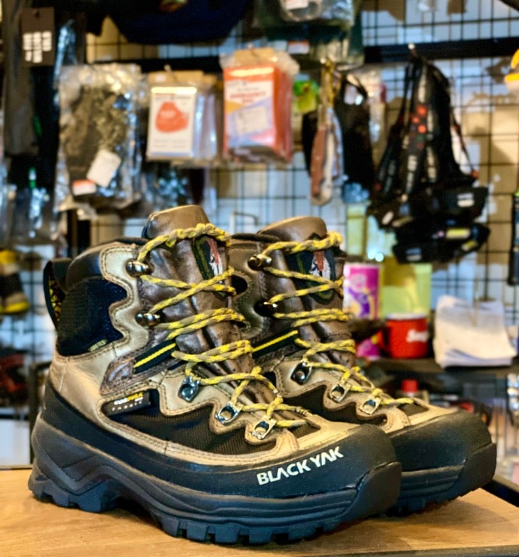 Sewa Sepatu Gunung | Black Yak Glam 38/39