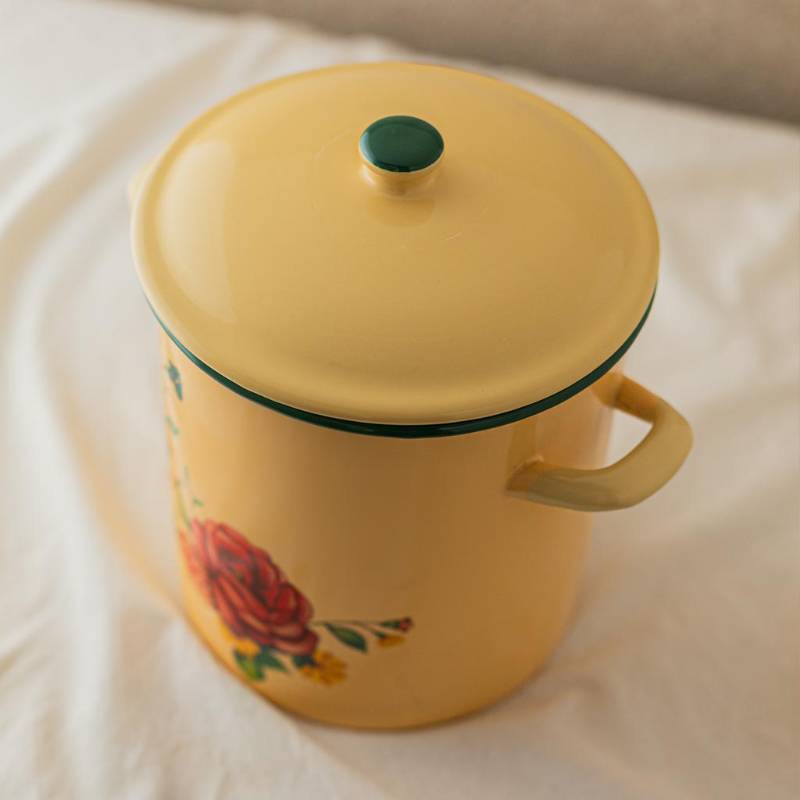 Small Stew Pot Roses YV