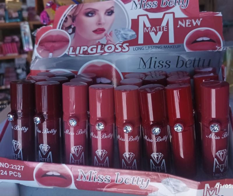 Labial mate Miss Betty