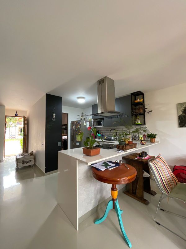 Casa muy cerca a Viva La Ceja parcialmente remodelada en venta