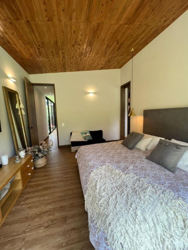 Venta de casa de un sólo nivel en Llanogrande sector de Pontezuela en parcelación cerrada con hermoso paisajismo.