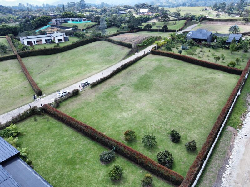 Lote en parcelación cerca al club llanogrande con topografía plana