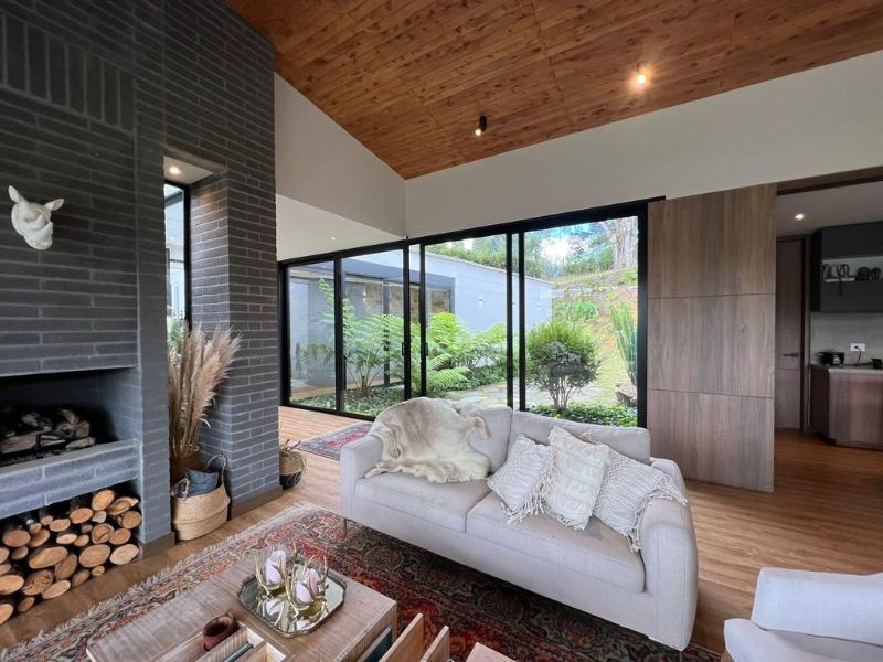 Venta de casa de un sólo nivel en Llanogrande sector de Pontezuela en parcelación cerrada con hermoso paisajismo.