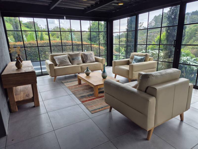 Elegante y cómoda casa ubicada en exclusiva parcelación con reserva natural propia - LLanogrande Hills disponible para la venta
