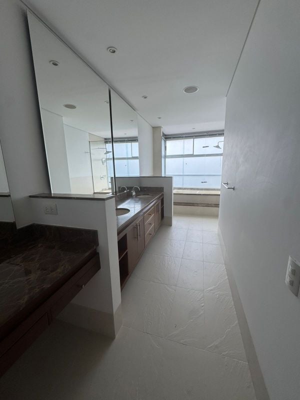 Exclusivo y amplio apartmaento en arriendo cerca al CC El Tesoro - 272 m²