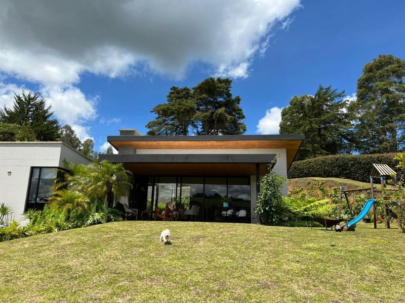Venta de casa de un sólo nivel en Llanogrande sector de Pontezuela en parcelación cerrada con hermoso paisajismo.