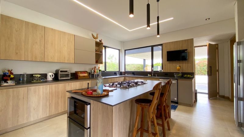 Casa campestre en parcelación cerca al club llanogrande de un sólo nivel