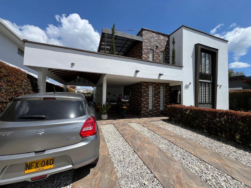 Casa campestre en la Ceja - Antioquia en unidad cerrada para venta o permuta por propiedad en parcelación de 1 sólo nivel.