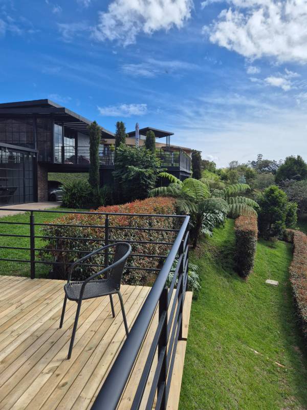 Elegante y cómoda casa ubicada en exclusiva parcelación con reserva natural propia - LLanogrande Hills disponible para la venta