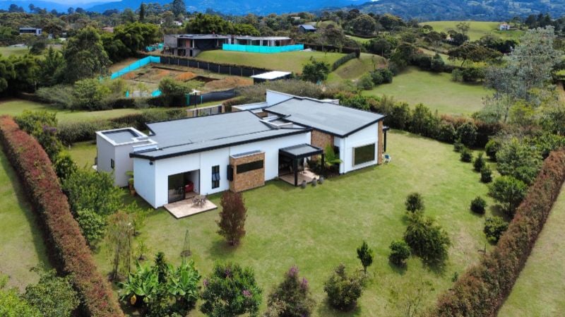 Casa campestre en parcelación cerca al club llanogrande de un sólo nivel