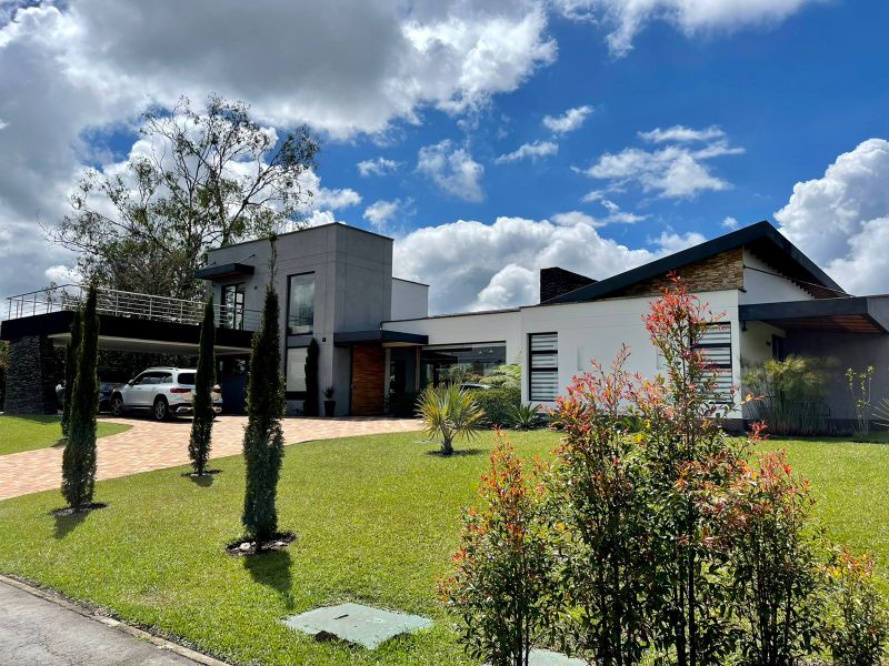 Casa en unidad cerrada de 438 m2 cerca al Tablazo