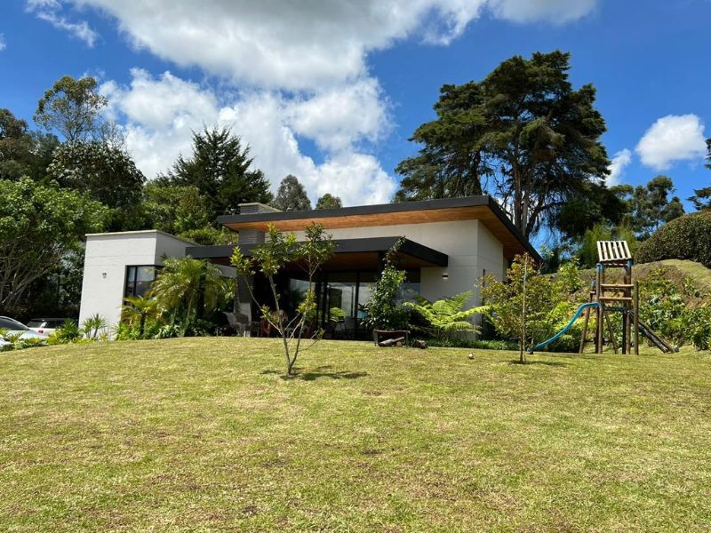 Venta de casa de un sólo nivel en Llanogrande sector de Pontezuela en parcelación cerrada con hermoso paisajismo.