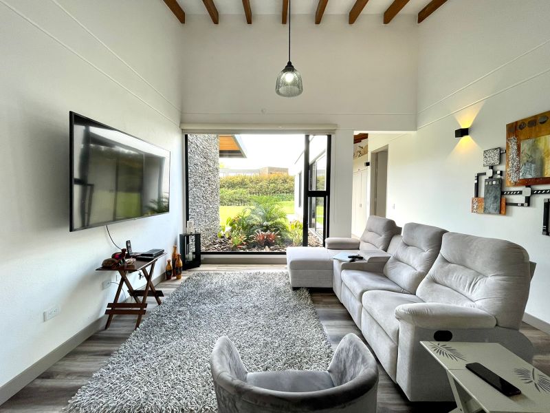 Casa en unidad cerrada de 438 m2 cerca al Tablazo