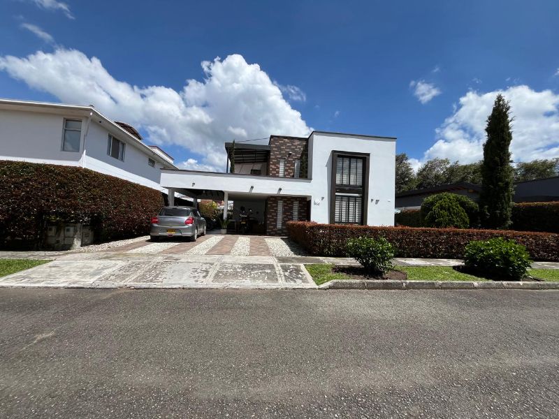 Casa campestre en la Ceja - Antioquia en unidad cerrada para venta o permuta por propiedad en parcelación de 1 sólo nivel.