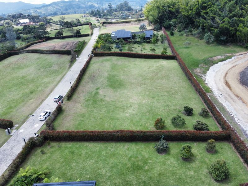 Lote en parcelación cerca al club llanogrande con topografía plana