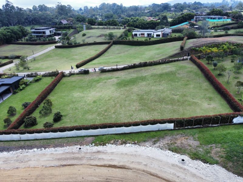 Lote en parcelación cerca al club llanogrande con topografía plana