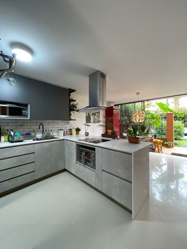 Casa muy cerca a Viva La Ceja parcialmente remodelada en venta