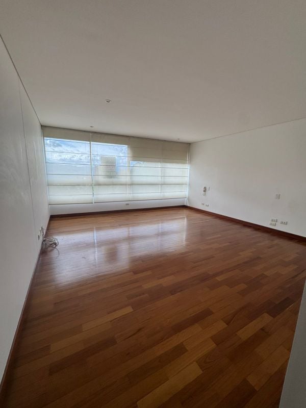 Exclusivo y amplio apartmaento en arriendo cerca al CC El Tesoro - 272 m²