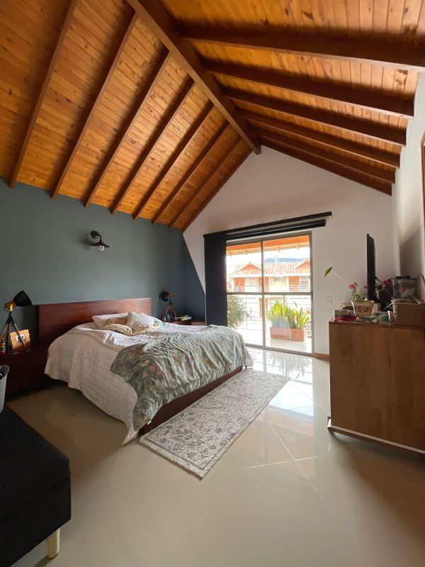 Casa muy cerca a Viva La Ceja parcialmente remodelada en venta