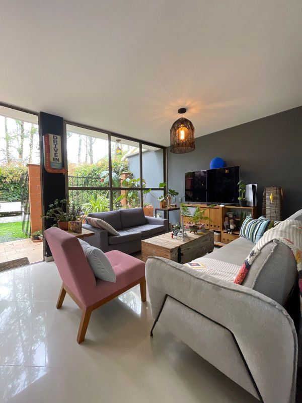 Casa muy cerca a Viva La Ceja parcialmente remodelada en venta