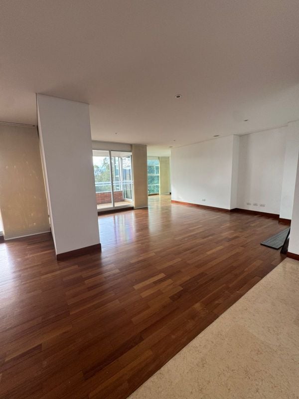 Exclusivo y amplio apartmaento en arriendo cerca al CC El Tesoro - 272 m²